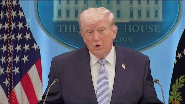 Д.Трамп эх сурвалжаа илчлээгүй сэтгүүлчийг хорино гэж сүрдүүлэв